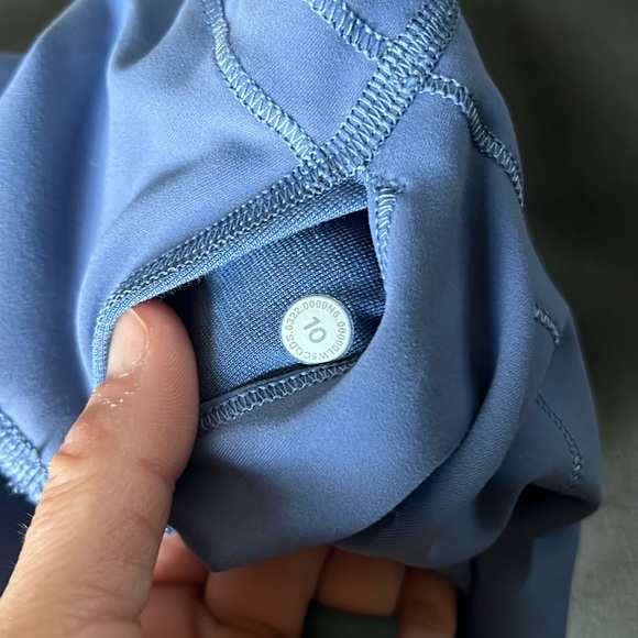 Never worn lululemon leggings size 10 - Picture 4 of 4